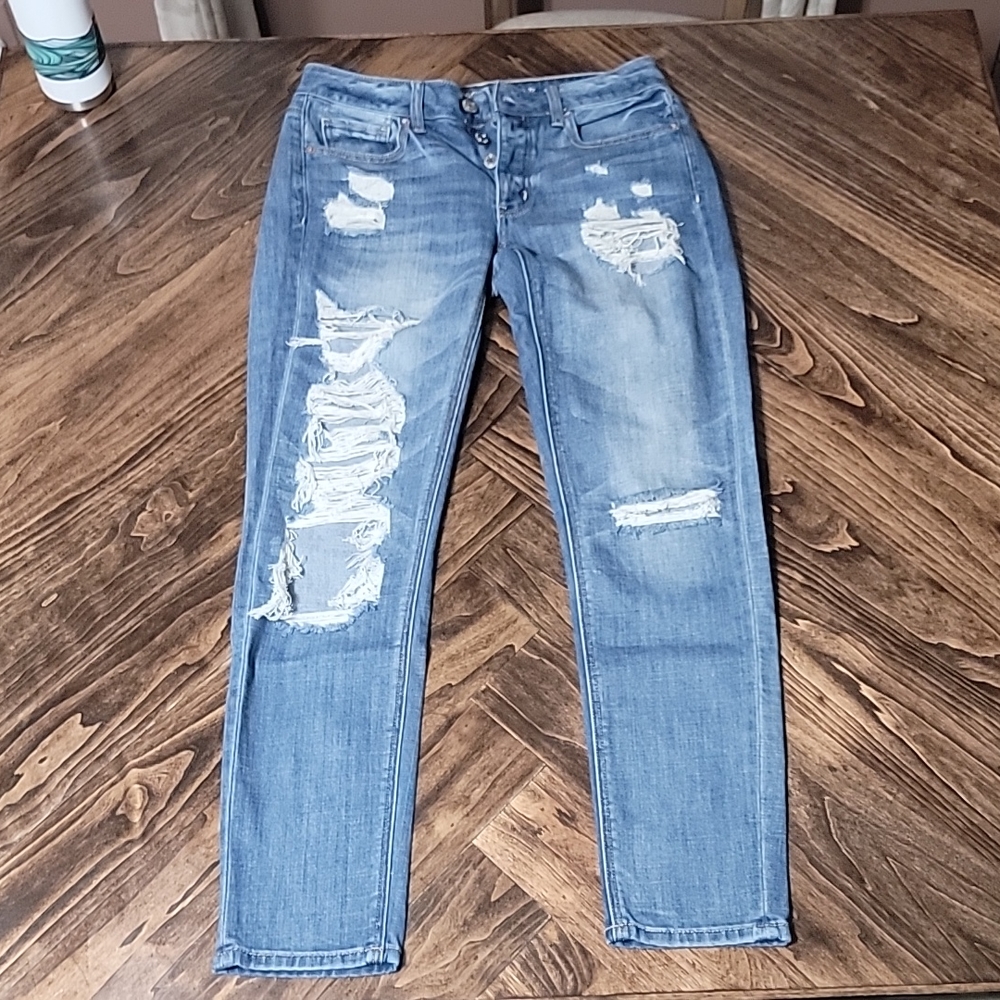 AMERICAN EAGLE TOMGIRL DISTRESSED JEANS  SIZE 2